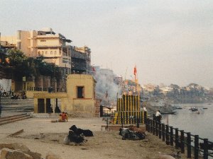 Харишчандра Гхат в Бенаресе, священное место паломничества и огненного погребения (фото автора).