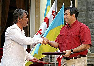 Виктор Ющенко и Михаил Саакашвили после подписания совместного заявления (© Пресс-служба президента Украины, http://www.president.gov.ua/ru/gallery/image/?id=935)