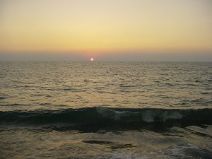 Закат на Средиземном море, вид из ливанского города Джуние, 2005 г.