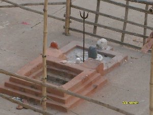 Храмик Шивы на берегу Ганга