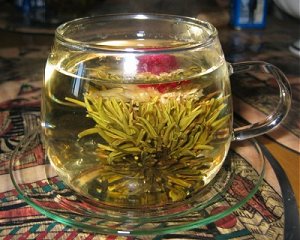 Это тоже чай. Только хитро связанный и с цветами хризантемы и клевера